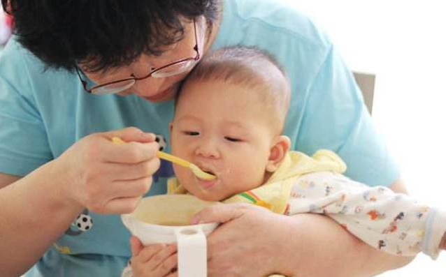 給6個月以上寶寶吃輔食，媽媽要把握三不原則，特別是最后一個