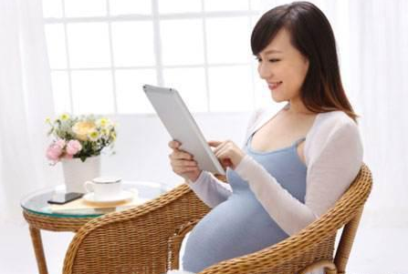 孕8月胎兒生長(zhǎng)快，孕媽要注意飲食結(jié)構(gòu)和習(xí)慣，不要影響順產(chǎn)