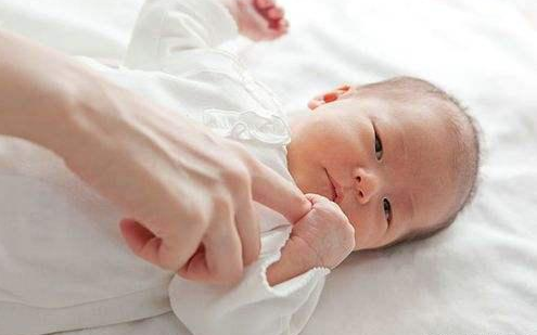 當(dāng)孩子有這一種表現(xiàn)的時(shí)候，作為家長(zhǎng)不管多忙，也要多陪陪孩子